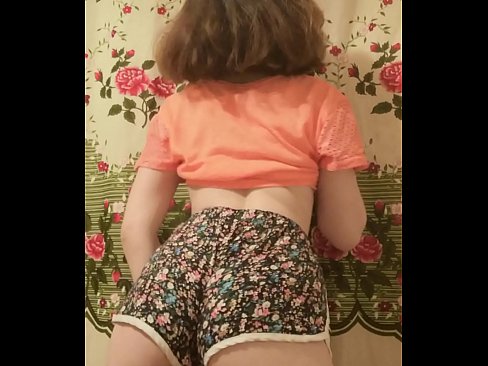 ❤️ Babe żagħżugħa sexy tqaxxir ix-xorts tagħha fuq il-kamera Vidjow tas-sess lilna ❌❤